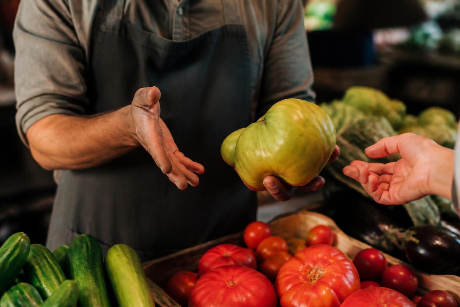 Vendeur aux Halles présentant des produits frais avec expertise