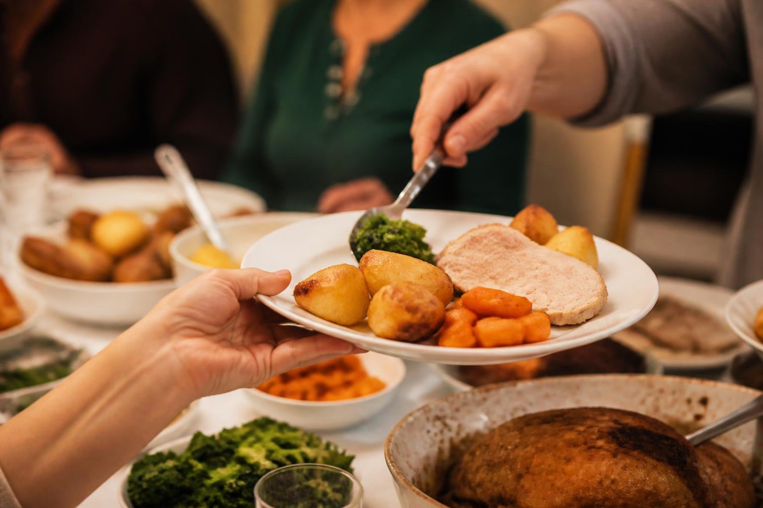 Gros plan d'un plat traditionnel servi dans l'intimité d'une table de famille