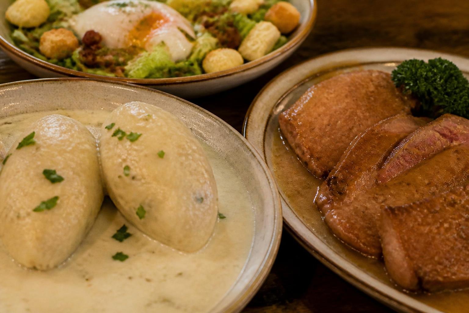 Assiette de spécialités lyonnaises traditionnelles : quenelle de brochet et tablier de sapeur